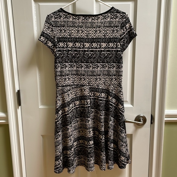 Every 1 Black and Cream Dress size XL. - Picture 4 of 5